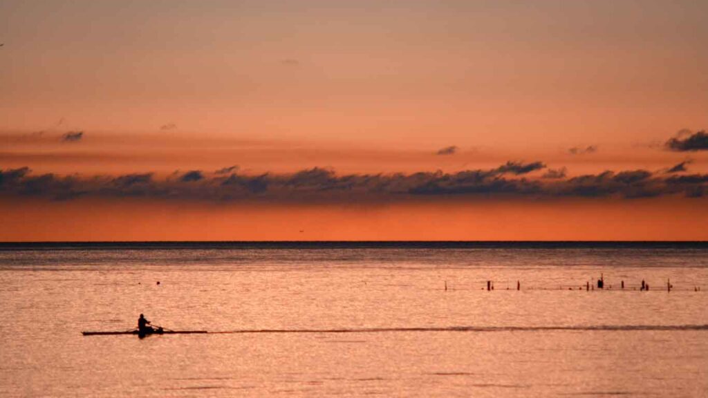 Image of the sunset in Colonia del Sacramento, accentuated by the orange hues painting the sky and creating a stunning visual spectacle over the Río de la Plata.